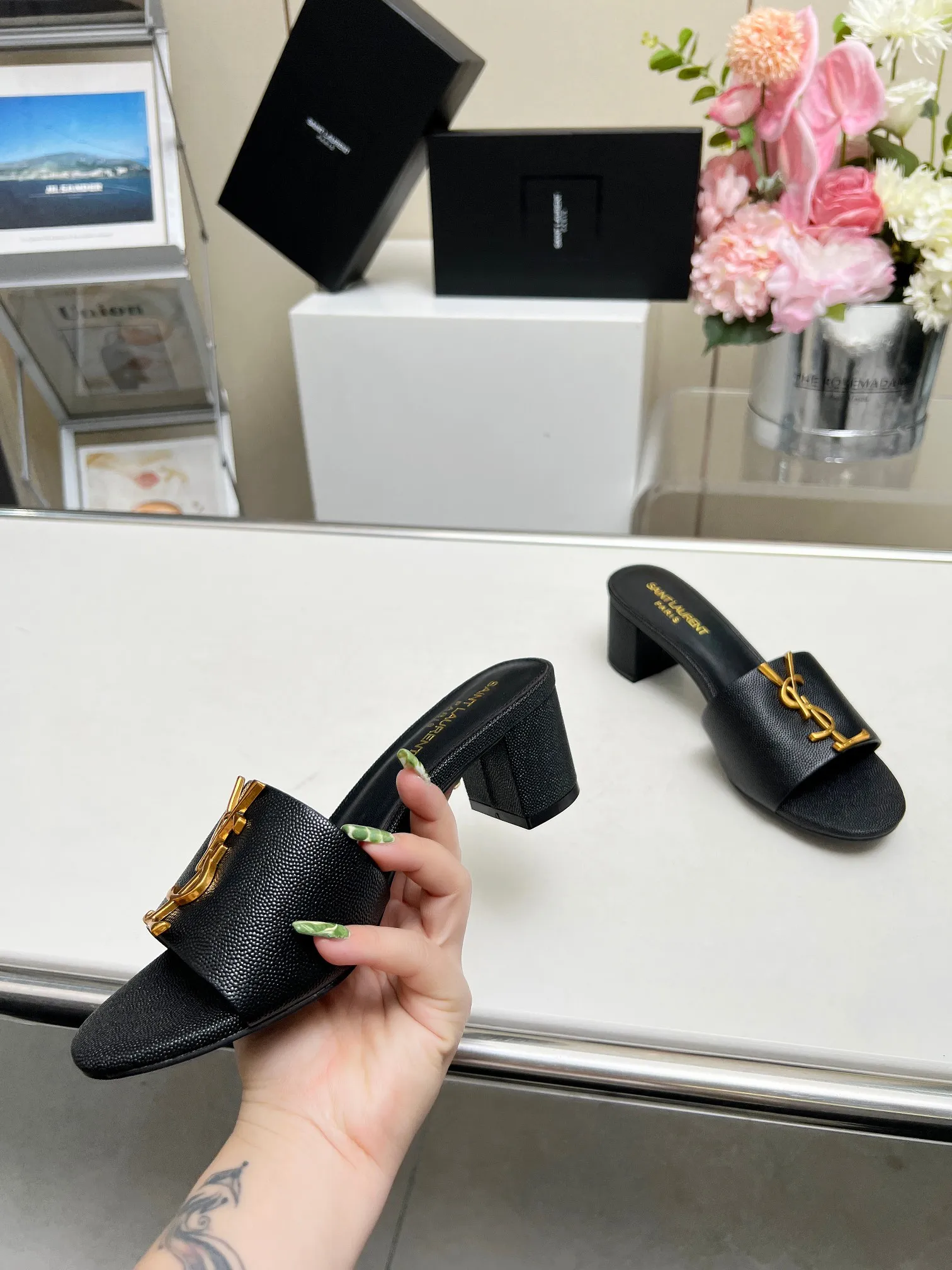 👟👟Ex-factory price 340👟👟 Genuine leather sole +30 Heel height: 5cm Fabric: Cow leather Pads: Sheep leather Size: 35-43 (42, 43 custom-made, non-returnable) [Saint Laurent] Saint Laurent 2024 counter synchronized new model, YSL-logo letter buckle decoration, high-quality and glamorous masterpiece, both temperament and fashion Classic and attractive design style, especially beautiful on the feet